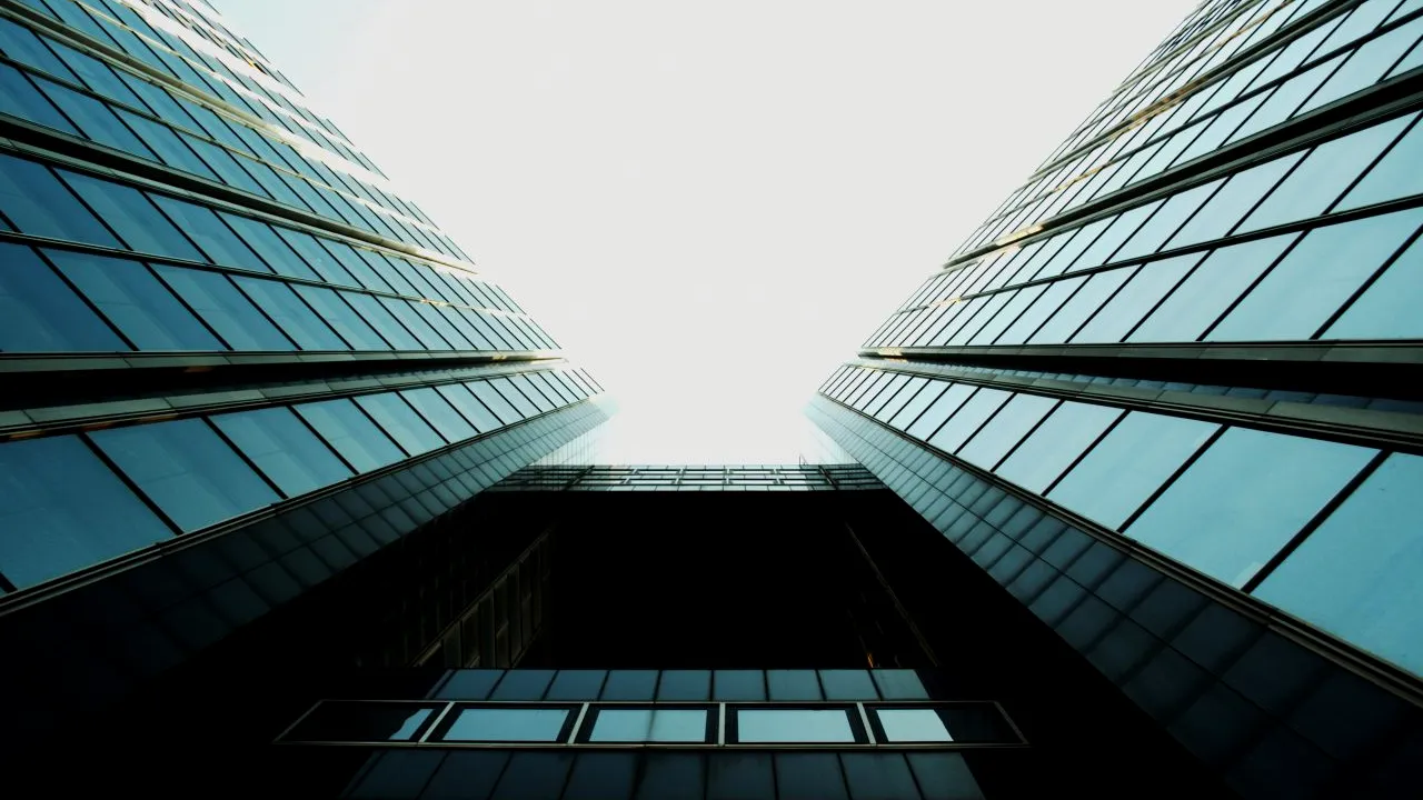 Colliers: Cererea de spații de birouri a continuat să scadă în prima jumătate a anului. Care sunt estimările companiilor privind revenirea fizică a angajaților la lucru