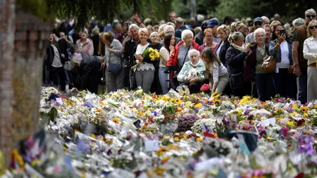 UPDATE - Funeraliile Reginei Elisabeta a II-a: Autoritățile nu mai permit intrarea la coada ce duce la catafalcul Reginei. Timpul de așteptare a ajuns la 14 ore / Oamenii stau la o coadă de aproape opt kilometri pentru a aduce un ultim omagiu