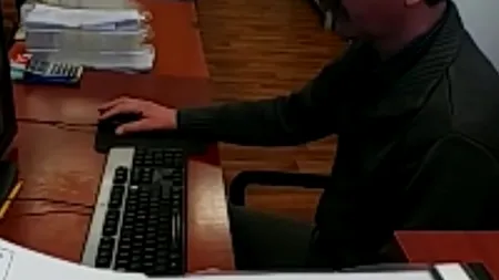 Reacția necontrolată a unui funcționar public, după ce a fost solicitat de un contribuabil: „Bă, tu mă iei la 11 metri?