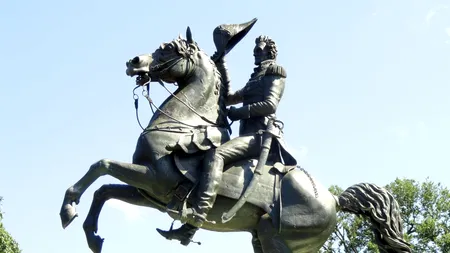 AMERICA. Black Lives Matter, asalt asupra Casei Albe! Statuia președintelui Andrew Jackson, la un pas să fie dărâmată de protestatari furioși!