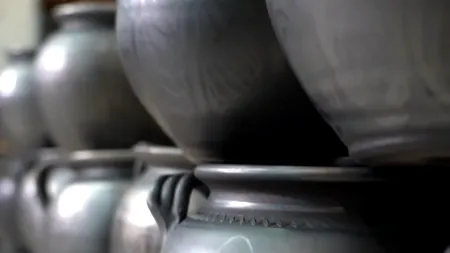 TRADIȚIE și artă: o familie din Bucovina păstrează meșteșugul ceramicii negre