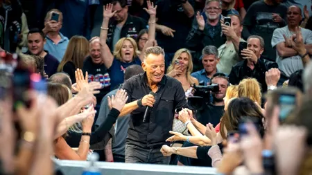 Cum a reacționat Bruce Springsteen după ce o elevă, care chiulise de la școală pentru a-l vedea live în concert, i-a cerut să-i semneze SCUTIREA