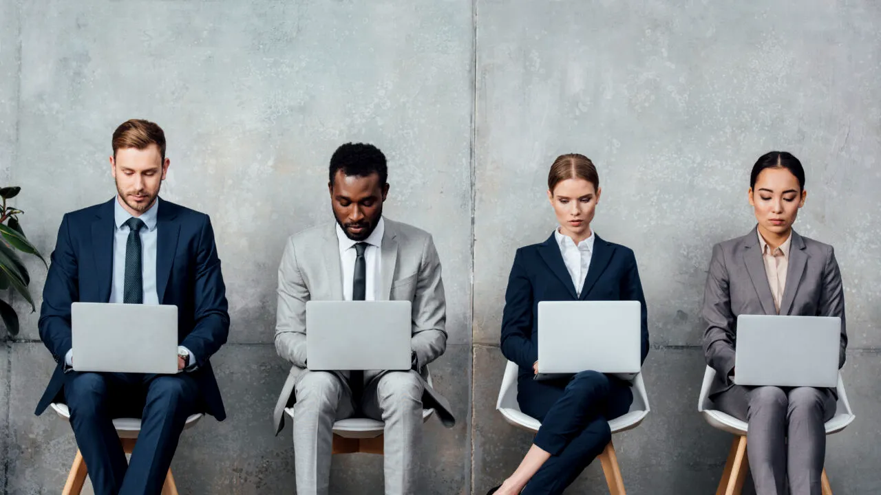 Care este locul de muncă din România unde angajații lucrează doar 4 luni și sunt plătiți tot anul. Câți bani încasează și atunci când nu lucrează