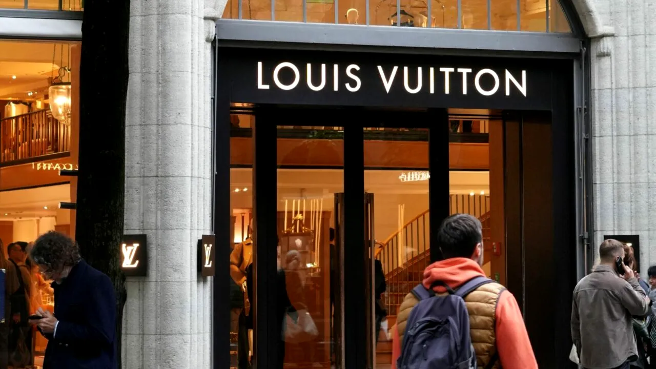 Influenceriță de origine română, condamnată la 10 luni de închisoare, în Franța, pentru furtul unei brățări marca Louis Vuitton. Cât valora bijuteria