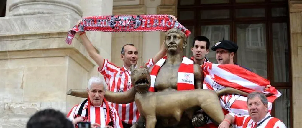 FINALA EUROPA LEAGUE 2012 - FOTOGRAFIA ZILEI. Suporterii lui Athletic Bilbao s-au pozat cu statuia împăratului Traian și lupoaica
