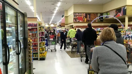 Anunțul care i-a ȘOCAT pe clienții unui supermarket din Vaslui: „Deschidem casa 3 pentru români”