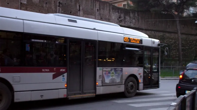Bătaie între carabinieri și români într-un autobuz din Roma