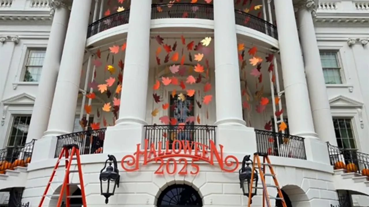 Melania Trump decorează ce a mai rămas din Casa Albă pentru Halloween. Cât de „înfricoșător“ va arăta peluza de sud în acest an