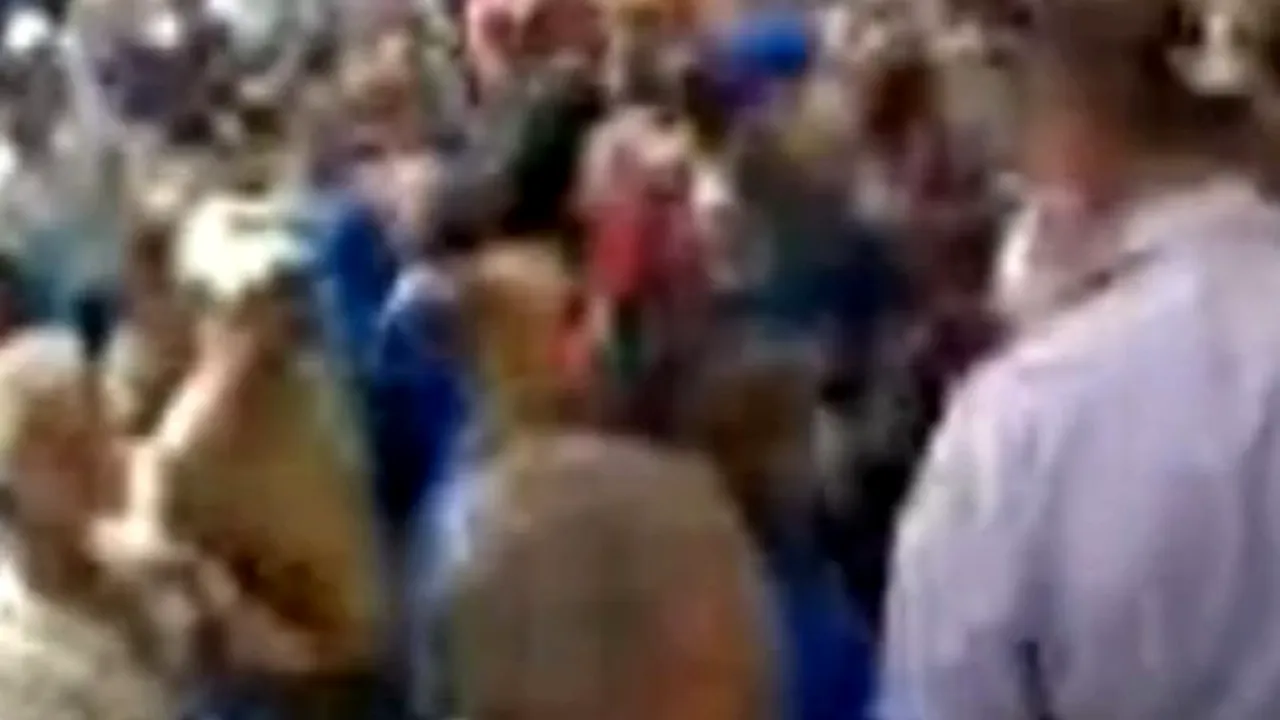 NOI PROTESTE la combinatul OLTCHIM Râmnicu Vâlcea. Ministrul Liviu Pop, primit cu huiduieli și ALERGAT de protestatari