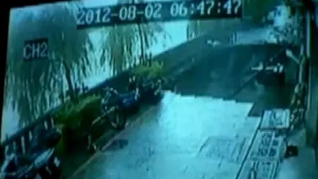 Taifunul Saola. Momentul dramatic în care un taiwanez este înghițit de pământ. VIDEO