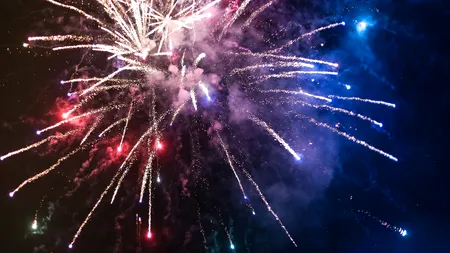 Artificiile emană substanțe cancerigene și otrăvitoare. Oamenii de știință cer interzicerea acestora