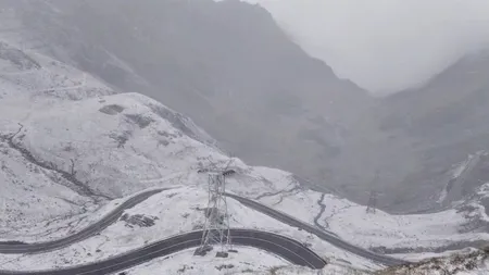 IARNĂ în toată regula pe Transfăgărășan la final de septembrie. Temperaturile au scăzut sub pragul înghețului. S-a depus strat de zăpadă