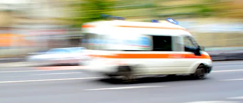 Accident în Arad. O mașină a intrat într-un autobuz cu 20 de pasageri. Bilanț: Trei răniți 