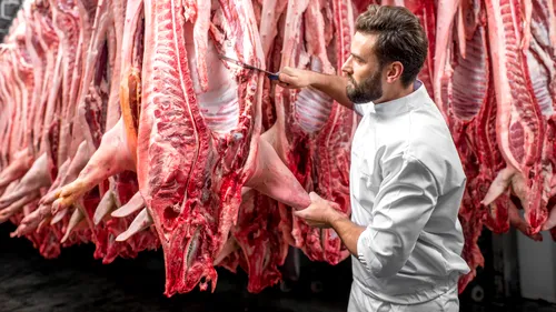ANCHETĂ GÂNDUL.RO. Kilogramul de carne de porc la poarta fermei costă cam cât un litru de băutură carbogazoasă! În drum spre rafturile magazinelor, prețul crește de aproape patru ori