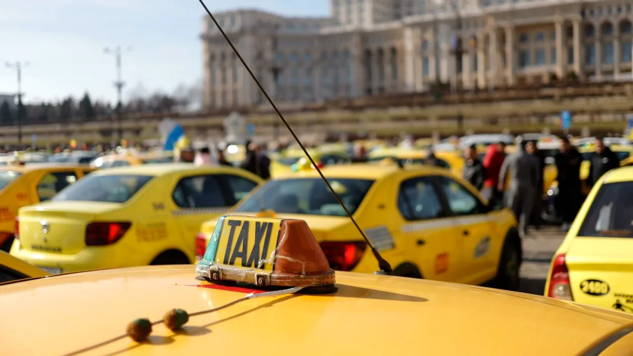 Taximetriștii PROTESTEAZĂ în Piața Constituției. Ce revendicări au