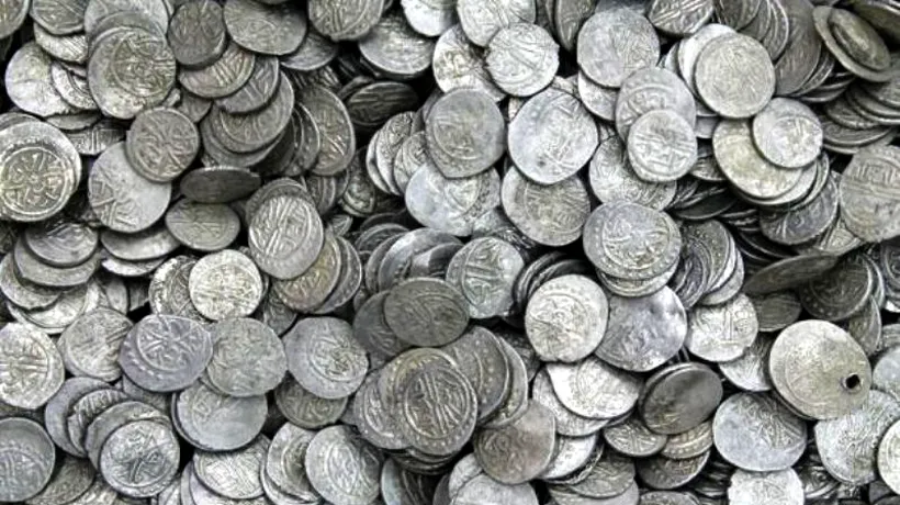 Sute de monede antice, descoperite în urma perchezițiilor la persoane suspectate de trafic cu bunuri arheologice