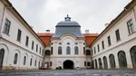 Cel mai frumos castel din Ardeal s-a redeschis. Bjjuteria barocă are 52 de camere și 365 de ferestre. Simbolizează fiecare săptămână și zi a anului