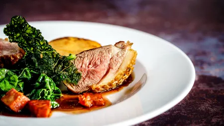 Cum să faci cea mai fragedă friptură de porc pentru Crăciun. Rețeta cu care nu vei da greș niciodată