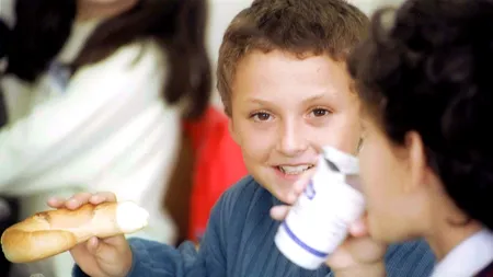 O educatoare din Gorj, dosar penal, după ce și-a umplut frigiderul cu lapte furat de la copii. Femeia a fost reclamată defostul soț