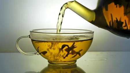 O femeie a rămas fără dantură pentru că a băut prea mult ceai