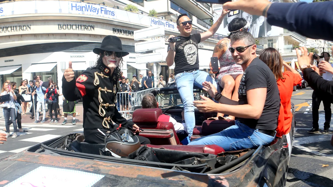 Michael Jackson TRĂIEȘTE! Fanii adevărați continuă să creadă că moartea sa e O FARSĂ