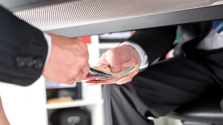 Tânăr prins în flagrant la Iași când dădea 200 de euro șpagă ca să ia permisul auto