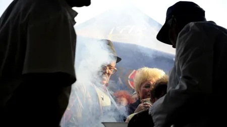 Se întâmplă în România. Vouchere de mici și bere pentru pensionarii din Botoșani care merg la Summer Fest 2013