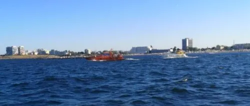 8 ȘTIRI DE LA 8. Ambarcaţiune cu patru persoane la bord, printre care şi doi copii, în pericol de scufundare la Mamaia (VIDEO)