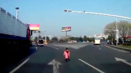 Imagini incredibile în China: un copil de doi ani cade dintr-o mașină pe un drum aglomerat