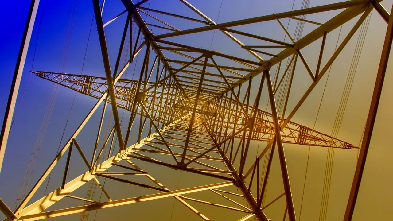 Mii de persoane rămase fără curent electric, după ce un bărbat s-a urcat pe un stâlp și amenință că se sinucide