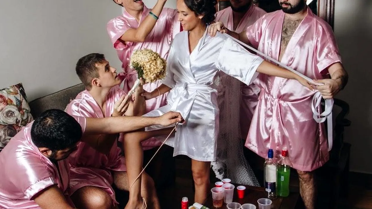 Și-a dat seama înainte de nuntă că e într-o situație disperată, așa că a chemat 5 bărbați la ea acasă. FOTO