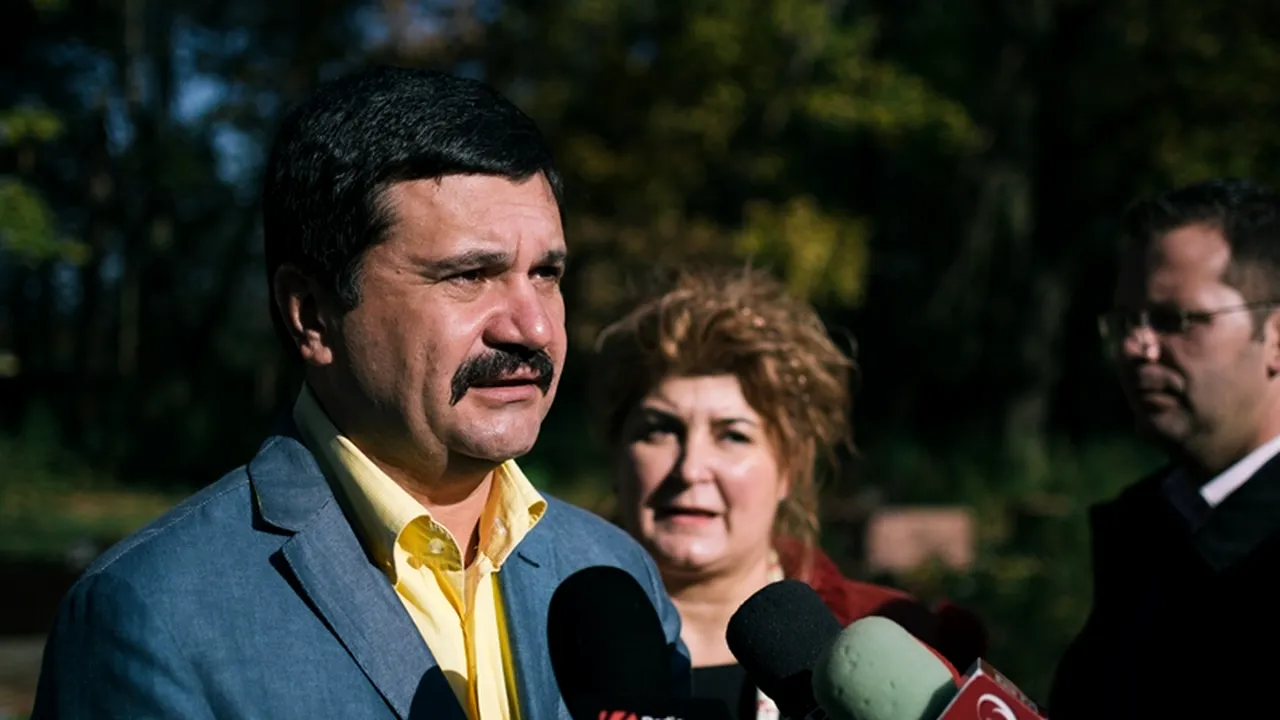 CJ Arad se retrage cu scandal din UNCJR: Se ocupă doar de cadouri pentru oficiali și de dezvelirea de plachete 