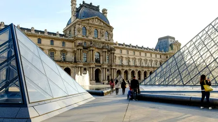 Hoţii de la Luvru, la un pas de a fi identificaţi. Ce au găsit anchetatorii pe obiectele lăsate în urmă de tâlhari