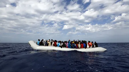 Imigranții care se aventurează pe mare în mâinile traficanților au șanse mici, dar mai mari decât ale celor care rămân în urmă
