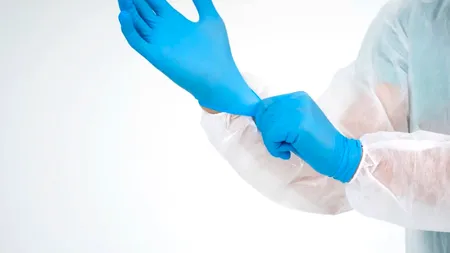 Descoperirea oamenilor de știință: mănușile de plastic eliberează microplastice. Rezultate fals pozitive în sute de studii