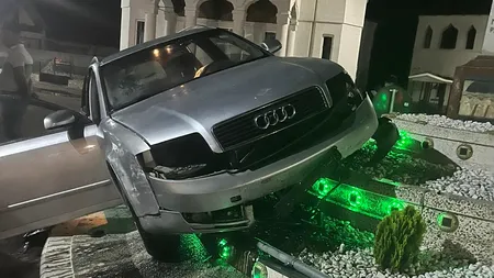 Un șofer băut s-a urcat cu mașina pe soclul unui monument din Dolj