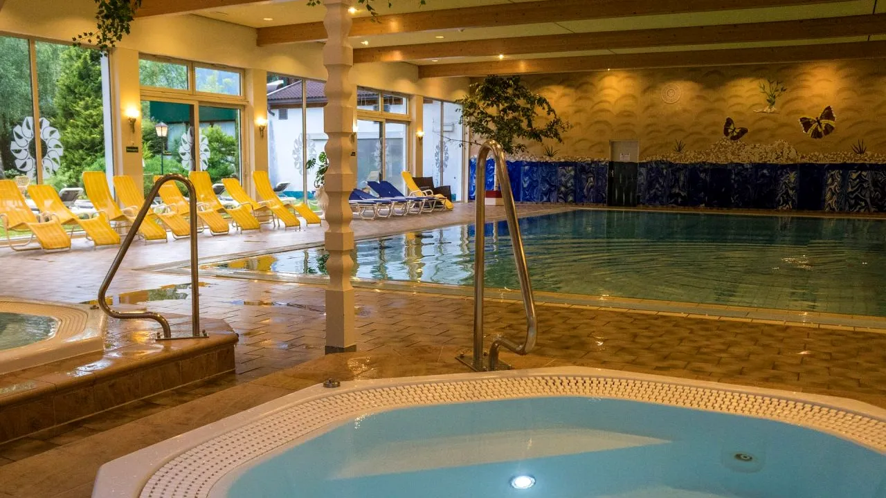 O fetiţă s-a intoxicat cu clor la piscina unui hotel din Caransebeș. Ambulanța, blocată de viscol