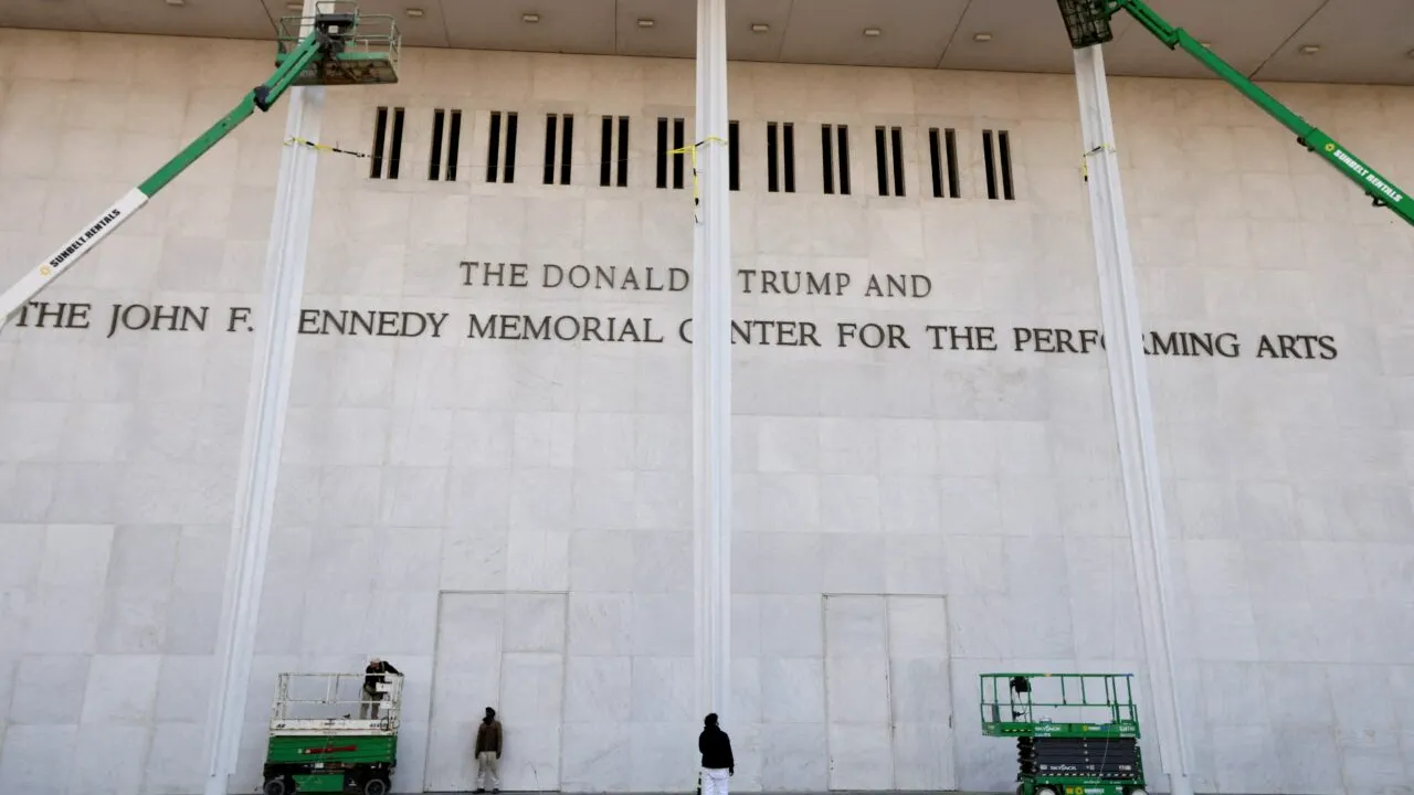 Numele lui Donald Trump, eliminat de pe fațada Centrului Kennedy. Primele fotografii publicate de The Washington Post după ordinul instanței