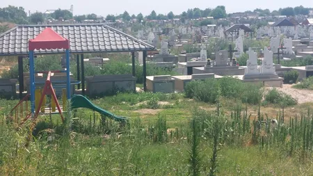 Loc de joacă în CIMITIR. În ce localitate celebră din România se întâmplă și care este explicația