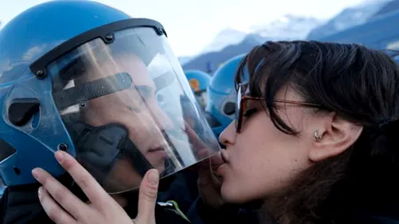 O tânără din Italia riscă să fie acuzată că a hărțuit sexual un jandarm, în timpului unui protest
