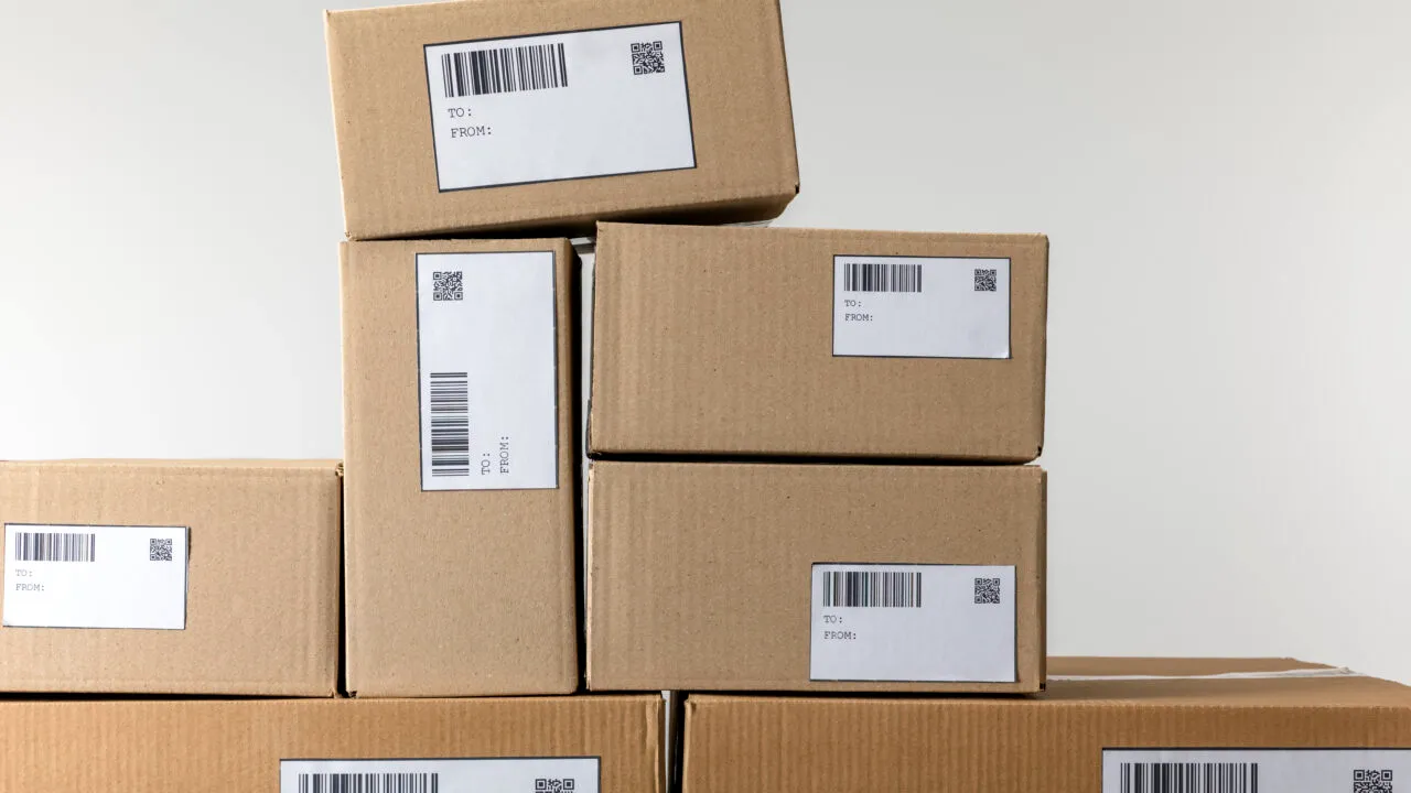 De la 1 noiembrie, dispare taxa de 25 de lei pe coletele Temu, Shein și AliExpress. Ce alte două taxe introduce UE în locul ei