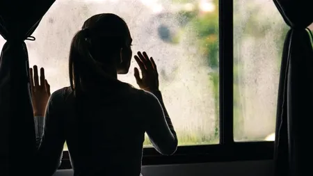 Efectele sociale ale COVID-19. Situația dramatică a unor români vindecați: „Mi-a scuipat în curte, din drum și mi-a zis să mă bată Dumnezeu că le-am adus Covidul în sat” / „M-au ignorat, m-au trimis iar în izolare”