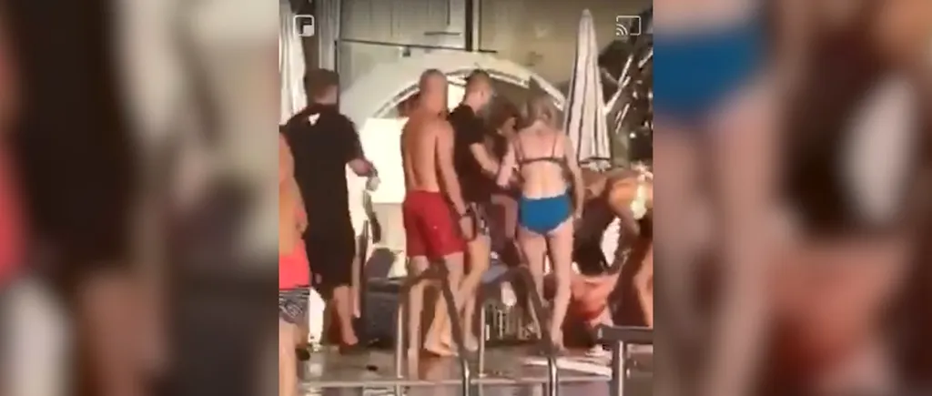 VIDEO șocant! Bătaie groaznică la o piscină din Militari Residence. Două femei și-au împărțit pumni și picioare, apoi a intervenit un bărbat care pur și simplu a snopit-o pe una dintre femei!