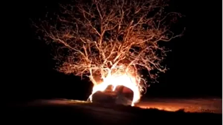 Accident grav în Botoșani, transmis live pe Facebook. Un bărbat a fost carbonizat în mașina care a lovit un copac și a luat foc-VIDEO