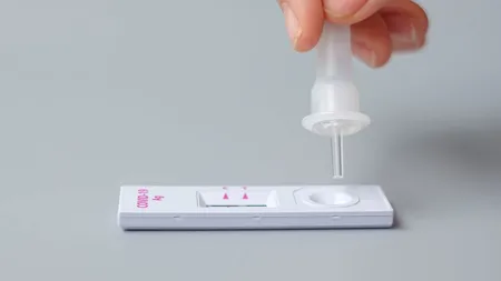 În China a fost descoperită o nouă „variantă” SARS-CoV-2, mult mai contagioasă decât Omicron. Cum e denumită și care sunt simptomele