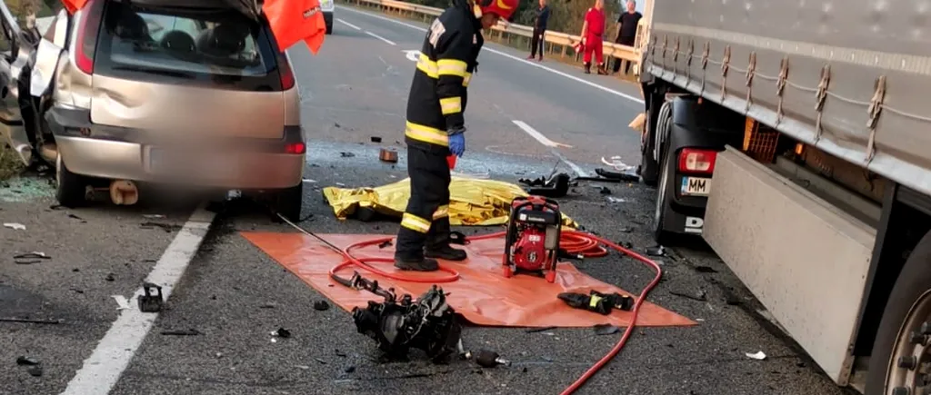 FOTO | O femeie în vârstă de 52 de ani a murit pe un drum din Cluj, după ce a intrat cu mașina pe contrasens și a lovit un TIR