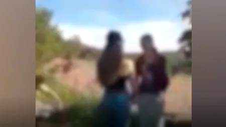 VIDEO șocant | Fata bătută și filmată la Iași are o poveste de viață tristă. Agresoarea de 15 ani ar proveni dintr-o familie cu frați violenți