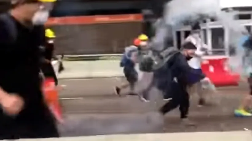 Tinerii din Hong Kong au găsit o metodă de a neutraliza gazele lacrimogene aruncate de autorități - VIDEO 