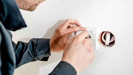 Electrician, prins când filma o adolescentă pe ascuns în timp ce lucra în casa părinților ei