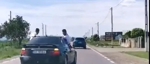 Teribilism pe șosea: Șoferi filmați când conduceau în zig-zag pe un drum național. Doi pasageri erau ieșiți pe geam - VIDEO